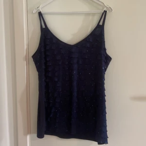 Glitter topp - Den super fina glitter / volang toppen med ”pärlor”! Står att det är storlek XL men skulle säga att det är mer som en M eller möjligen L (OBS: Söndrig kamera därav de suddiga bilderna)