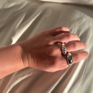Ringar - Ringar i silver, tyvärr för stora💕 En för 30 kr eller båda för 50 kr. Endast testade