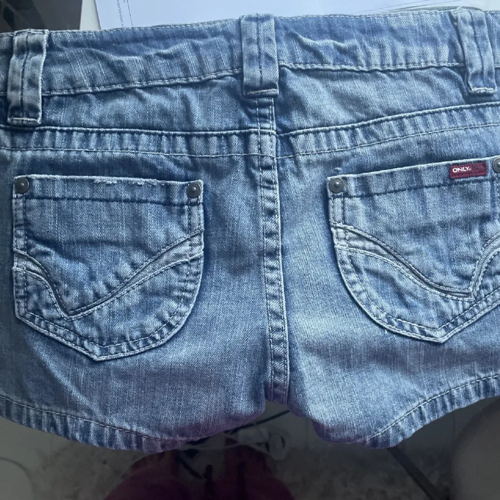Jätte snygga lågmidjade Jeansshorts från ONLY. Perfekt till sommaren 💕Tryck gärna på köp nu. . Shorts.