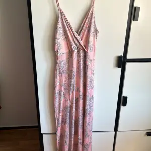 En söt maxi sommar klänning från bohoo som inte längre kommer till användning. Har två slitsar på framsidan! Perfekt inför sommaren🔥🔥😍