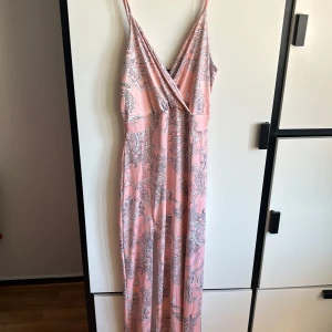 Boohoo sommarklänning - En söt maxi sommar klänning från bohoo som inte längre kommer till användning. Har två slitsar på framsidan! Perfekt inför sommaren🔥🔥😍