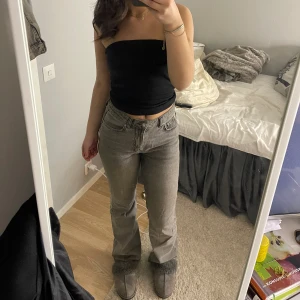 gråa jeans - super snygga gråa jeans, sitter super bra på mig som är 165 cm, lite slitna nere vid hälen. därav priset så billigt! nypris 550kr