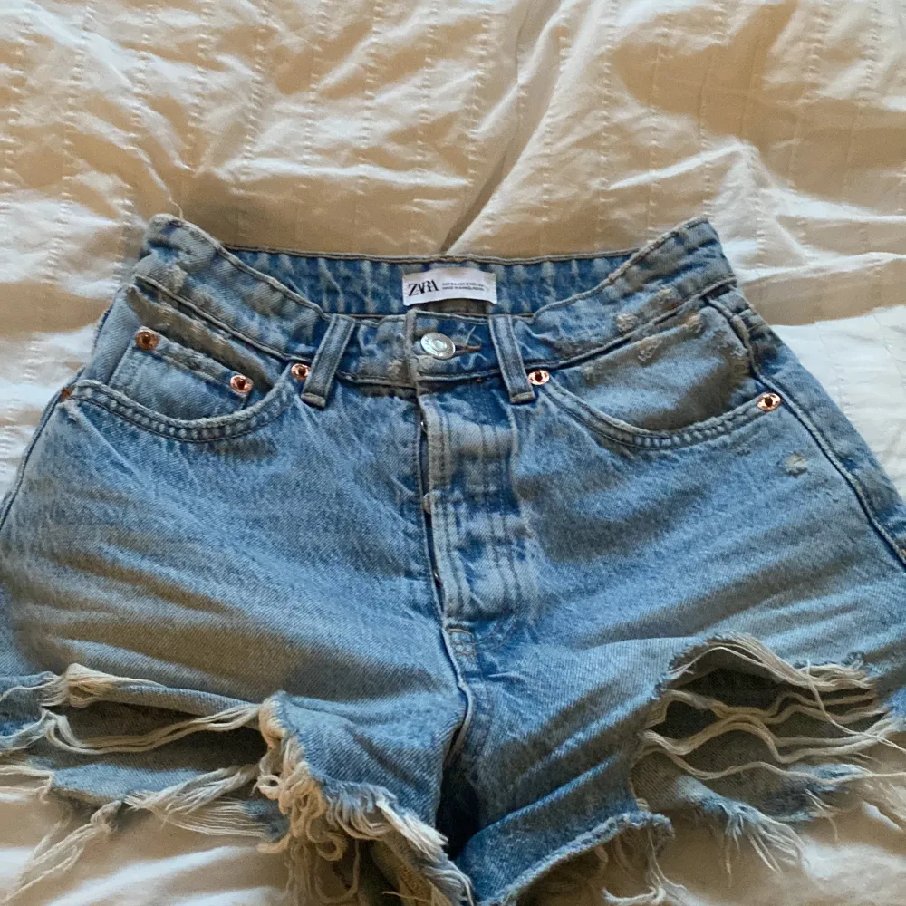 Säljer as snygga shorts från zara, de är för små för mig tyvärr och vill ej ta bild på pågrund av den anledningen, storlek 34,xs-s  Köpare står för frakten och säljes via swish . Shorts.