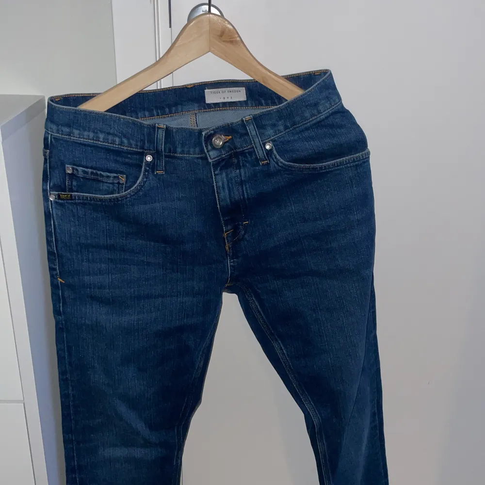 Här säljer jag ett par tiger of Sweden jeans i en unik och väldigt fin tvätt. De är aldrig använda endast testade 1 gång, så de är typ som nya. Nypris runt 1800 vårat pris 800. Priset ej hugget i sten. Mvh north-resell . Jeans & Byxor.