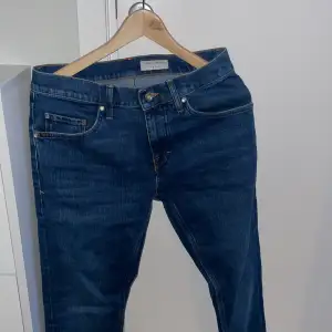 Här säljer jag ett par tiger of Sweden jeans i en unik och väldigt fin tvätt. De är aldrig använda endast testade 1 gång, så de är typ som nya. Nypris runt 1800 vårat pris 800. Priset ej hugget i sten. Mvh north-resell 