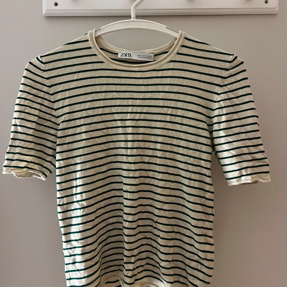 grön och beige randig tshirt från zara, säljer då den ej kommer till användning💓. T-shirts.