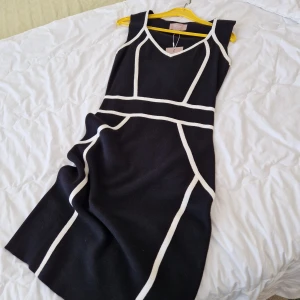 Läcker klänning, In wear, oanvänd  - Oanvänd, storlek xs, svart med vita band, figurformad.