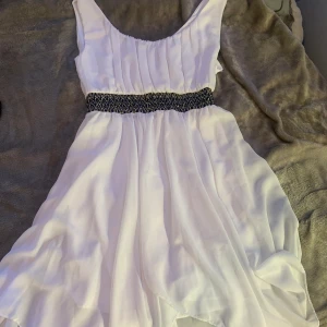 klänning  - Jätte fin klänning som nu är för liten för mig💞 använd fåtal gånger. Den är pytte lite skadad då lite typ har tappat fäste( kolla bild) går nog att sy tillbaka. Den är längre bak och kortare fram till. Storlek stog inte men skulle nog säga xs. 