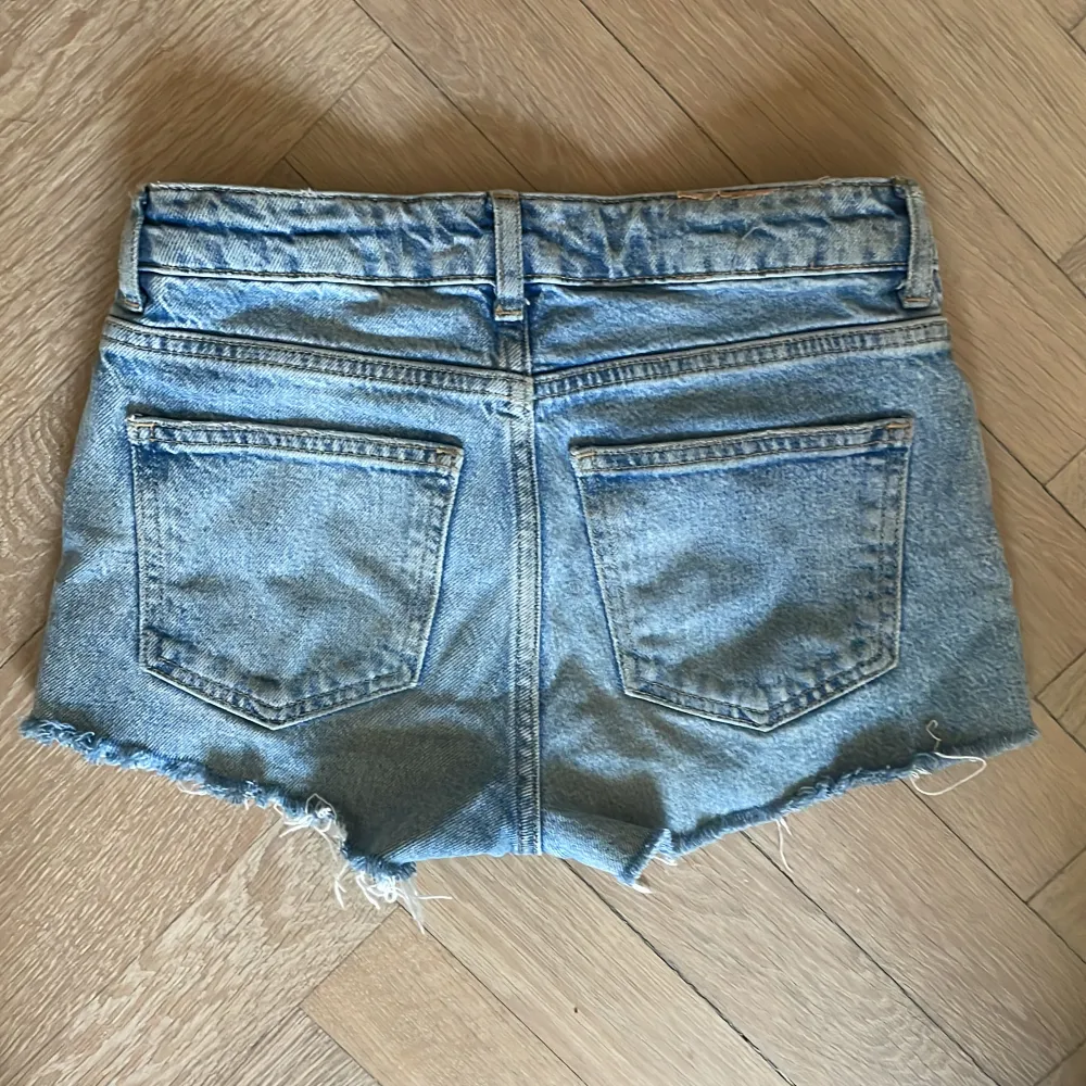 Jätte snygga ljus blå low wais jeans shorts från Gina tricot som tyvär är för små för mig, men de kan göras mindre och större på insidan. Inga defekter på de💞 det är bara att fråga om mått och fler bilder!. Shorts.