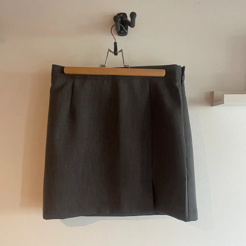 Jättechic grå kjol från A View. Aldrig använd och prislapp finns kvar på plagget. Storlek 40. ❤️. Kjolar.