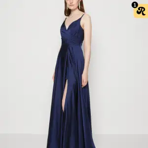 En super fin mörkblå/marinblå balklänning från Mascara som ej kommer till användning längre, den har en underkjol och har slits vid benet🥰köpt från zalando för 2500, denna klänning är slutsåld från zalando❤️🤗