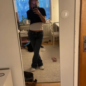 Lågmidja bootcut jeans - Säljer dessa lågmidjade bootcut jeans från Gina, det inte kommer till användning längre men passar bra. Längden är bra då jag är 160 cm. Jeansen är i fint skick.