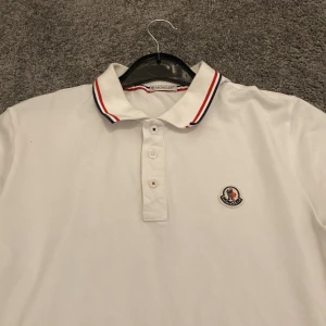 Moncler Pike - Moncler pike som använts ett fåtal gånger då den var för stor för mig. Inga skråmor alls på den och helt som ny. Hör gärna av er vid frågor eller i behov av flera bilder. Priset är självklart inte hugget i sten.