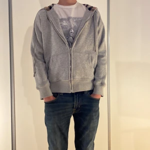 Burberry full zip hoodie - Tja säljer denna snygga burberry hoodien i perfekt skick. Köpte den nydligen men den den passar inte jätte bra på mig. Tyvärr har jag inget kvitto.