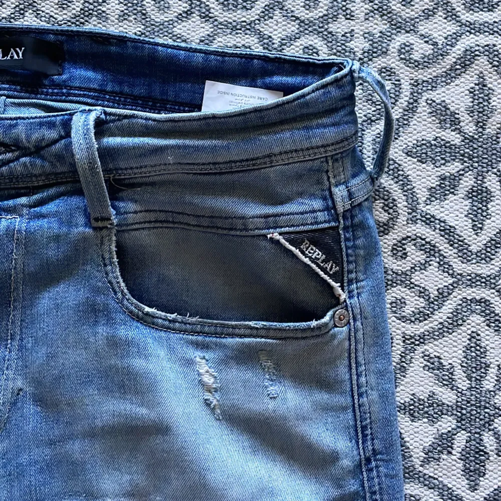Replay anbass jeans med lite lätta slitningar  Midja - 31 Lägn - 34  . Jeans & Byxor.