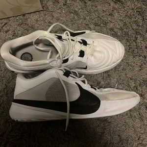 Giannis zoom freak 5 - Bra skick inte använda mycket Säljer pga att jag har för mycket skor och vill rensa lite.