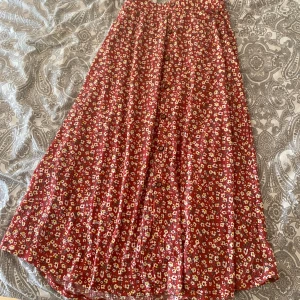 Lång kjol från only  - Lång kjol med knappar säljes pga för stor. Strl M men passar även S. 