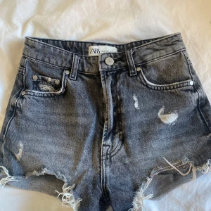 Zara jeansshorts - Jeansshorts frpn zara Storlek 32 Bara att skriva för fler bilder/frågor Nypris: 330 kr