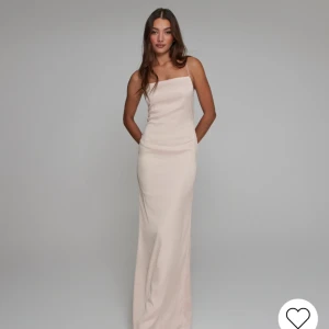 Nelly satinklänning - Fin satinklänning från Nelly, endast använd 1 gång. Storlek 32, något lång för mig som är 163 cm. 💕💕 hör av er för mer information 