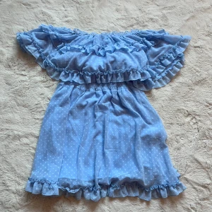 Super fin blå klänning - Fin offshoulder klänning i storlek xs men passar upp till m då den är stretchig. I utmärkt skick