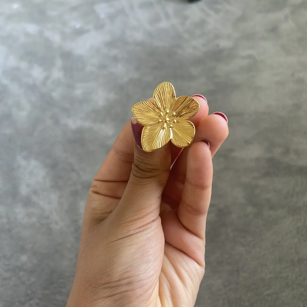 En jättefin guldig ring formad som en blomma. Den är lite liten på mig och skulle därför vilja sälja den :). Accessoarer.