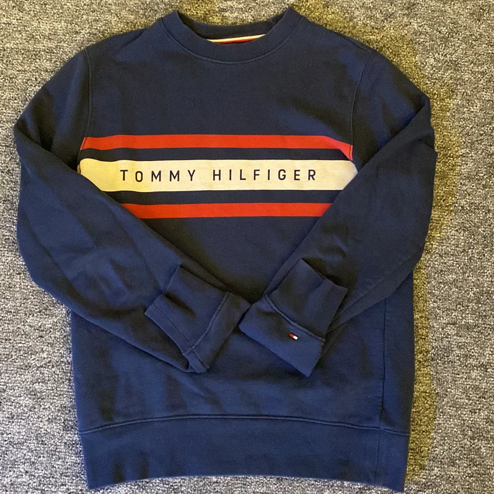 Säljer min Tommy Hilfinger tröja. Den är i bra skick, har använt den Max 5 gånger.  Pris kan diskuteras . Hoodies.