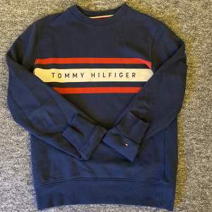 Säljer min Tommy Hilfinger tröja. Den är i bra skick, har använt den Max 5 gånger.  Pris kan diskuteras 