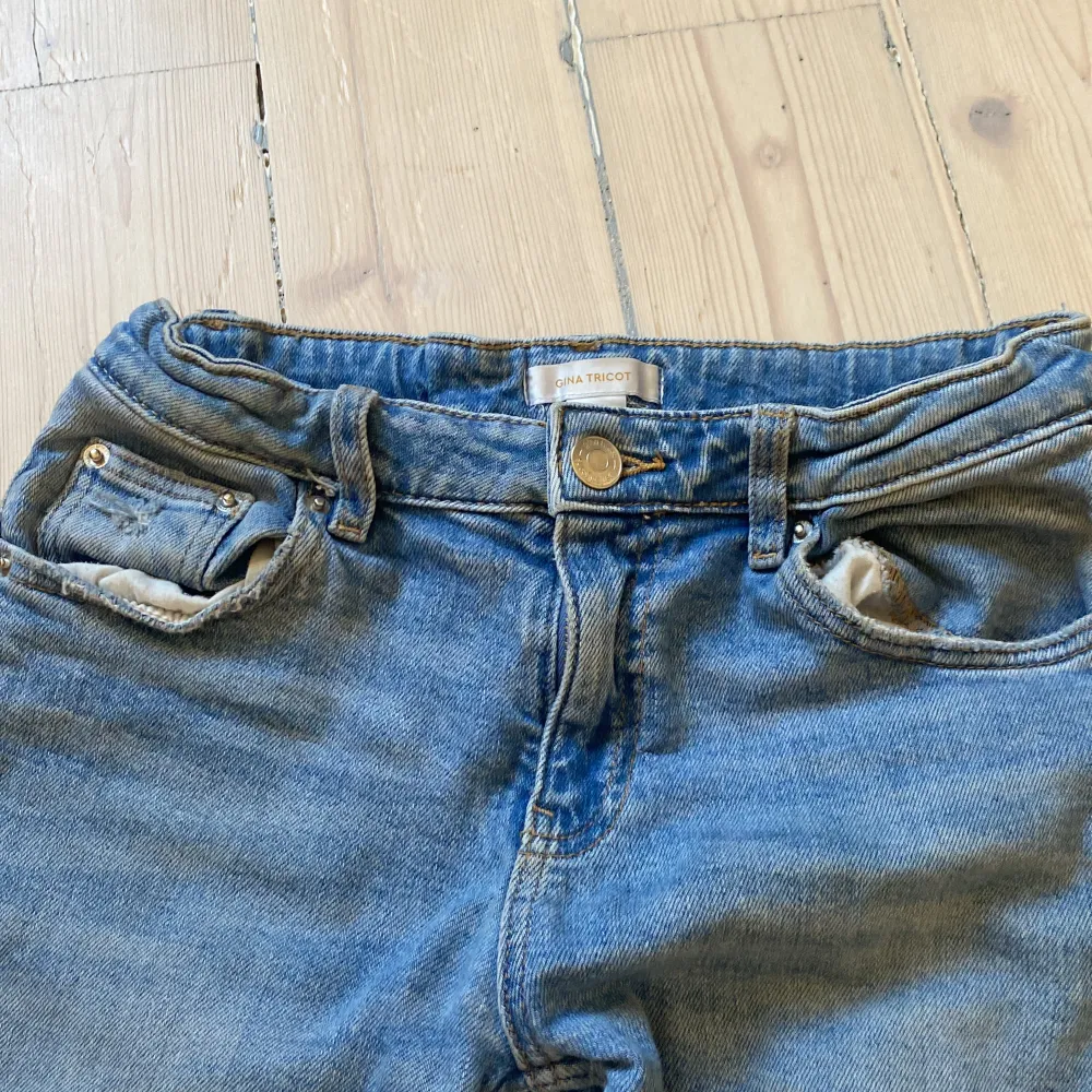 Säljer dessa jeans från Gina tricot, dom är i storlek 152 men jag har klippt av dom där nere så dom är lite kortare men annars ganska bra sick. Jeans & Byxor.