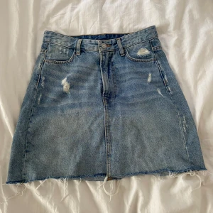 Jeanskjol - Säljer denna superfina jeanskjolen som är perfekt till sommaren då den är för liten för mig💖😇