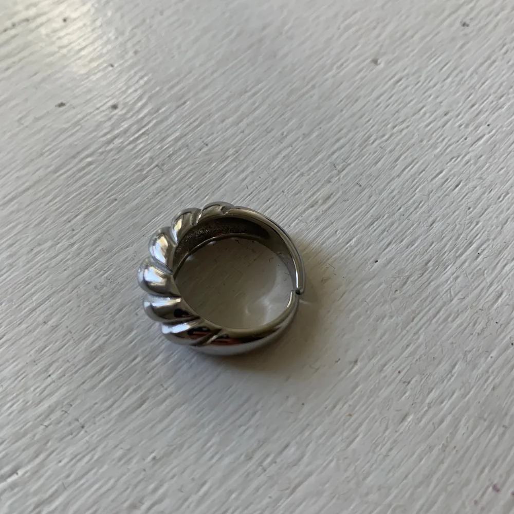 Säljer denna fina ring som jag inte får användning för. Den är köpt second hand så vet inte märke. Den är klippt baktill så att den är justerbar. Skriv vid frågor!. Accessoarer.