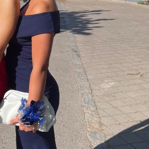 Balklänning  - Säljer min fina balklänning. Använd 1 gång så i nyskick! Finns inga märken alls. Passar 34/36 i storlek. Nypris 1000. Kan tänka mig gå ned i pris vid snabb affär 