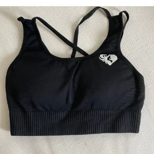 Tränings bh - Använd 5 gånger då den sitter lite tajt på mig. Men super skön och fin tränings bh. 🎀