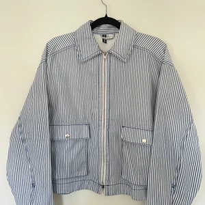 Randig jacka - Randig sommarjacka i bomull från h&m. Oversized, passar herr snyggt också