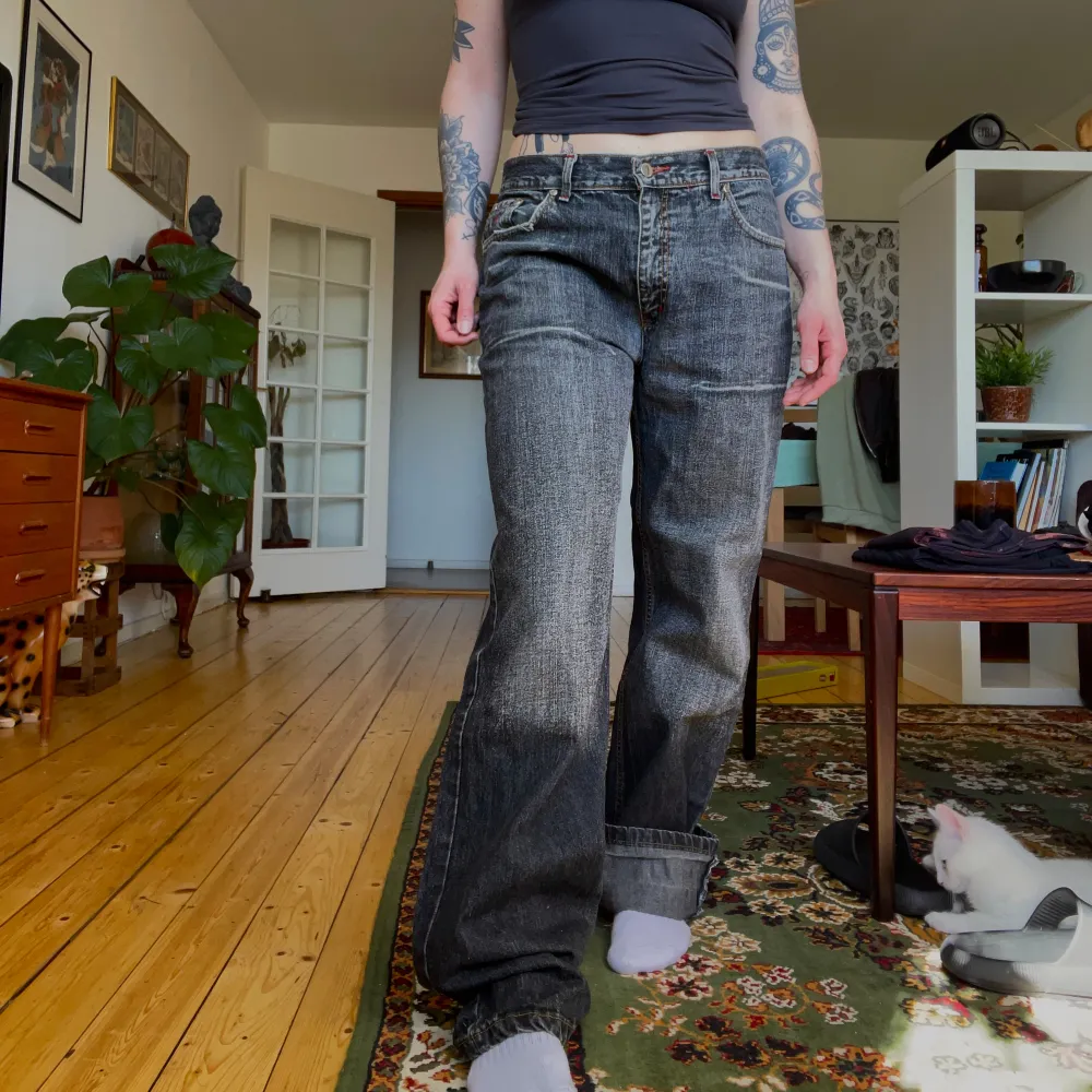 Svinfeta jeans från puma!!! Ena framfickan är trasig (sista bilden) men det går lätt att laga. Förutom det i bra skick. Midja 45,5cm, innerben 84cm & benöppning 24cm. Har på bilden vikt upp ena benet så ni ser hur långa de blir på mig som är 168cm.. Jeans & Byxor.