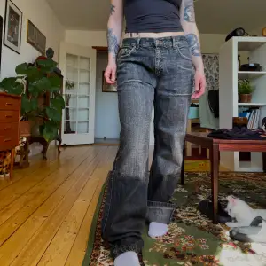 Svinfeta jeans från puma!!! Ena framfickan är trasig (sista bilden) men det går lätt att laga. Förutom det i bra skick. Midja 45,5cm, innerben 84cm & benöppning 24cm. Har på bilden vikt upp ena benet så ni ser hur långa de blir på mig som är 168cm.