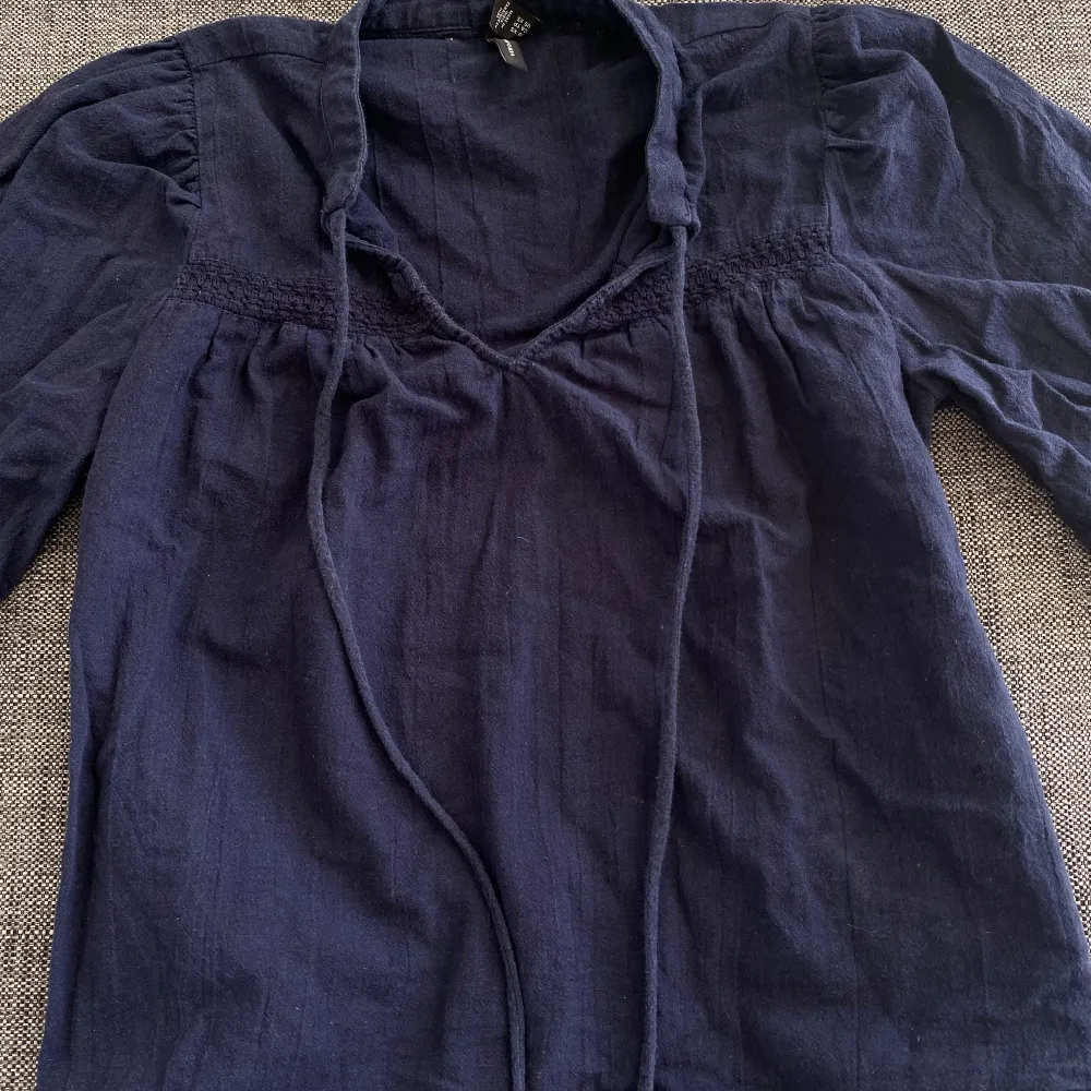 Jättesöt mörkblå blus från veromoda perfekt nu till sommaren, den är luftig och skön att ha på sig. Aldrig använd så inga defekter eller tecken på användning❤️ pris kan diskuteras annars är det bara att trycka på ”köp” så försöker jag posta samma dag❤️. Blusar.