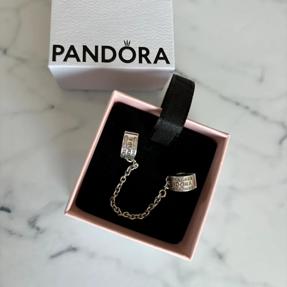 Säkerhetskedja från Pandora, inga defekter! Passar Pandora moments armband 🤍nypris 999kr . Accessoarer.