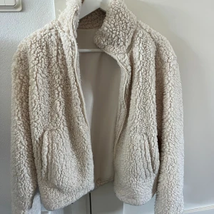 Fluff jacka  - En härlig fluffig jacka från H&M i storleken S! Bra skick💞