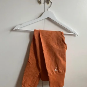 Orangea Gymshark thights - Modellen är ”Vital seamless”. Nypris kostar de 549kr. Storlek S! Jättefint skick då endast använd ett fåtal gånger. 