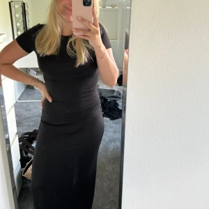 Långklänning  - Säljer denna oanvända t-shirt klänningen från HM helt perfekt till sommaren! Den är väldigt stretchig i tyget och otroligt lång!