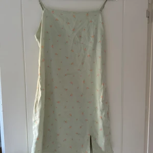 Kortklänning i satin - Kortklänning med små söta blommor på