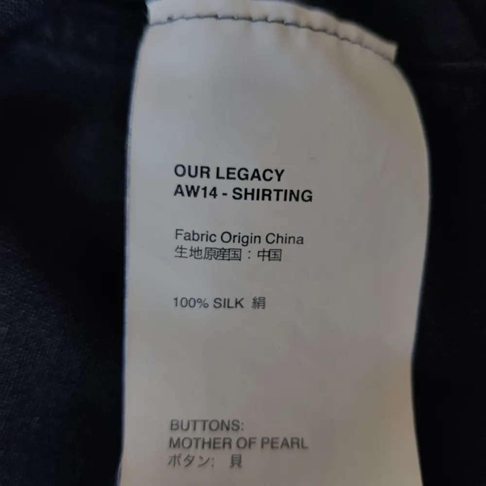Out Legacy Silk Shirt i svart. Avslappnad passform. 100% kinesiskt råsilke. Knappar i pärlemor. Välanvänd men inga synliga skador eller slitage. . Skjortor.