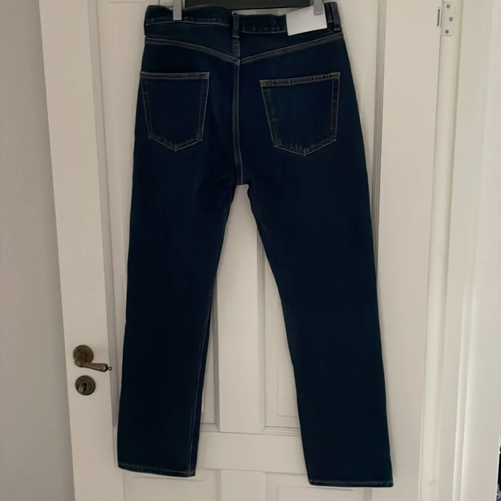 Säljer ett par Takiti jeans i färgen mörkblå med inga slitningar. Storlek 30 32 och är skick 9/10, fel fria. Vid frågor och funderingar är det bara att kontakta. Mvh JN RESELL!. Jeans & Byxor.
