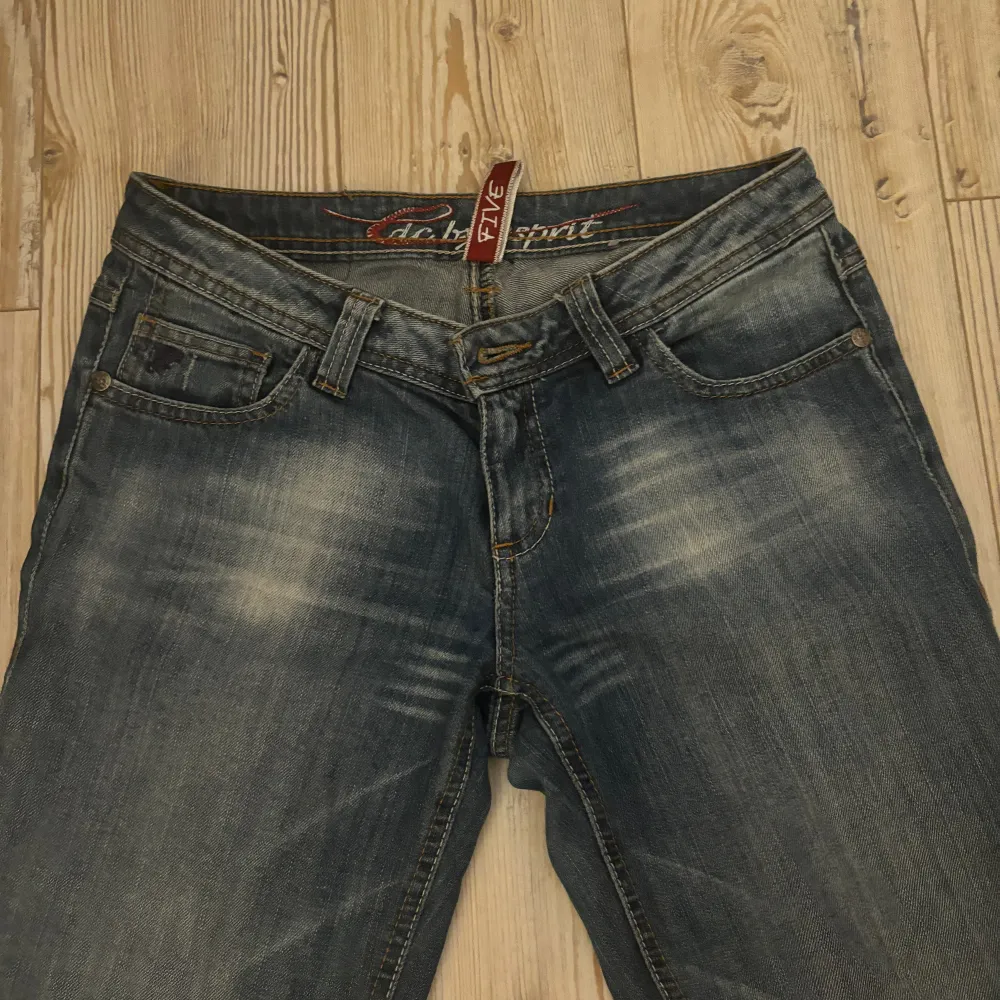 Säljer ett par skitsnygga lowwaisted jeans från edc. Dem är knappt använda för att dem är lite för korta på mig:( passformen är straight leg och är ganska så långa, är själv 180 cm och dem är bara lite förkorta på mig!💗. Jeans & Byxor.