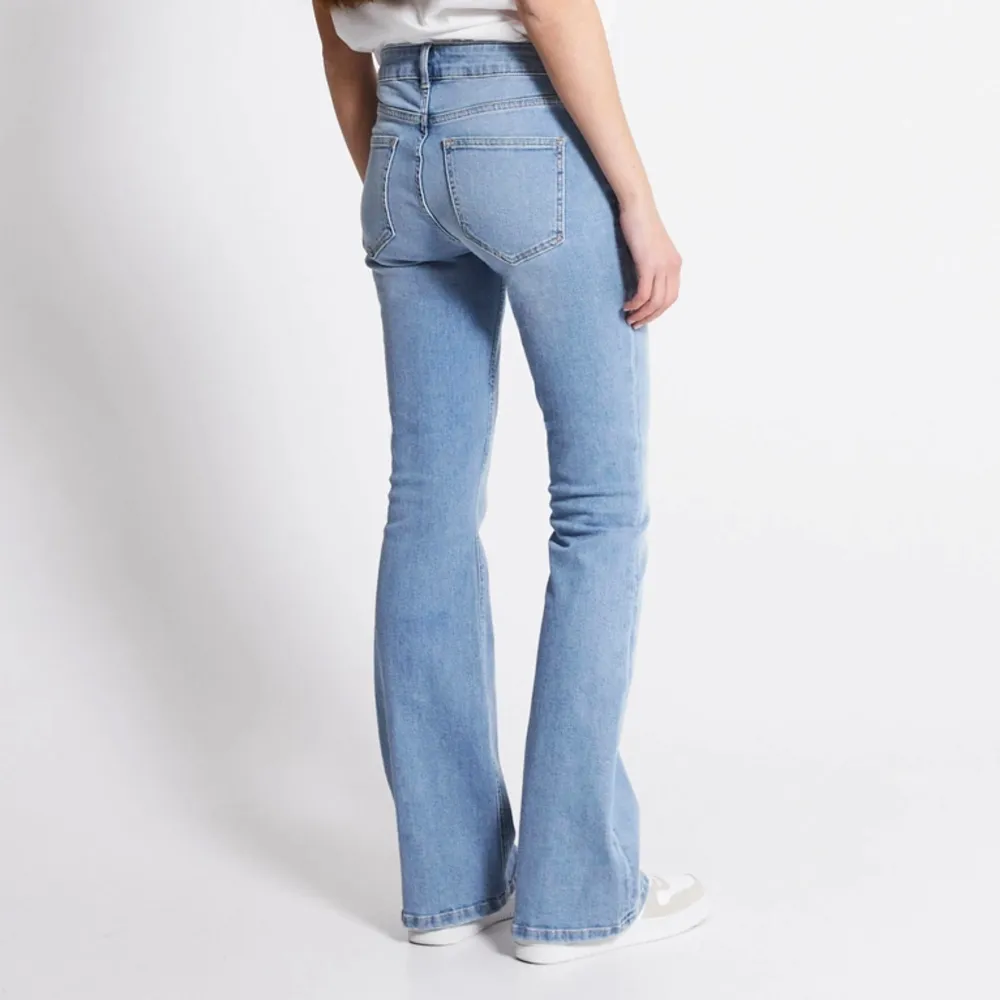 Säljer dessa low waist bootcut jeans från lager 157 i färgen ”light used”. Säljes pga att de är förstora för mig. Har inte använts så mycket så de är väldigt bra skick.❤️. Jeans & Byxor.