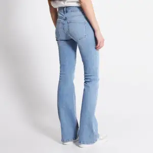 Säljer dessa low waist bootcut jeans från lager 157 i färgen ”light used”. Säljes pga att de är förstora för mig. Har inte använts så mycket så de är väldigt bra skick.❤️