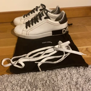 Dolce Gabbana Skor - Säljer nu dessa riktigt feta Dolce Gabbana skor som e perfekt till sommaren. Skorna är i mycket fint skick och är i storlek 42 men passar även 43 skulle jag säga. Nypris på dessa ca 5000. Mitt pris endast 2400 !! Hör gärna av vid funderingar