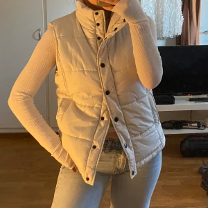 Väst - Snygg bäst i bra skick perfekt till hösten!!❤️ I storlek 38/40 men passar även mig som vanligtvis har 34/36❤️