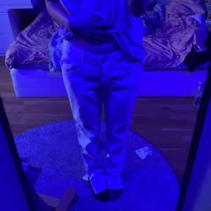 vita lågmidjande byxor🫡 - använt 1 gång, helt nya, ganska lösa vid magen. kan sänka priset❤️