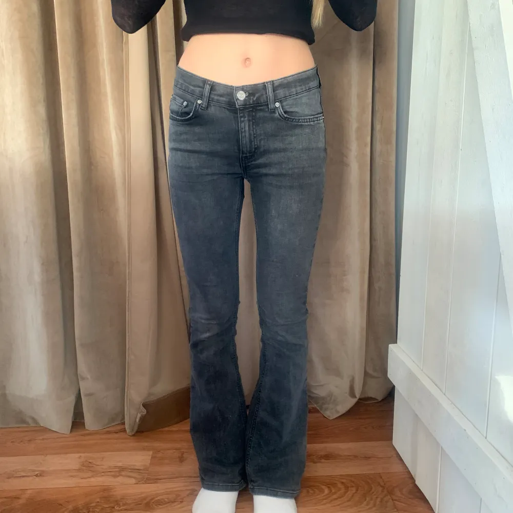 Low waist Gina tricot jeans i mörkgrå boootcut.  Väldigt bra skick använda 2-3 gånger. Säljer pga av för små. Jeans & Byxor.